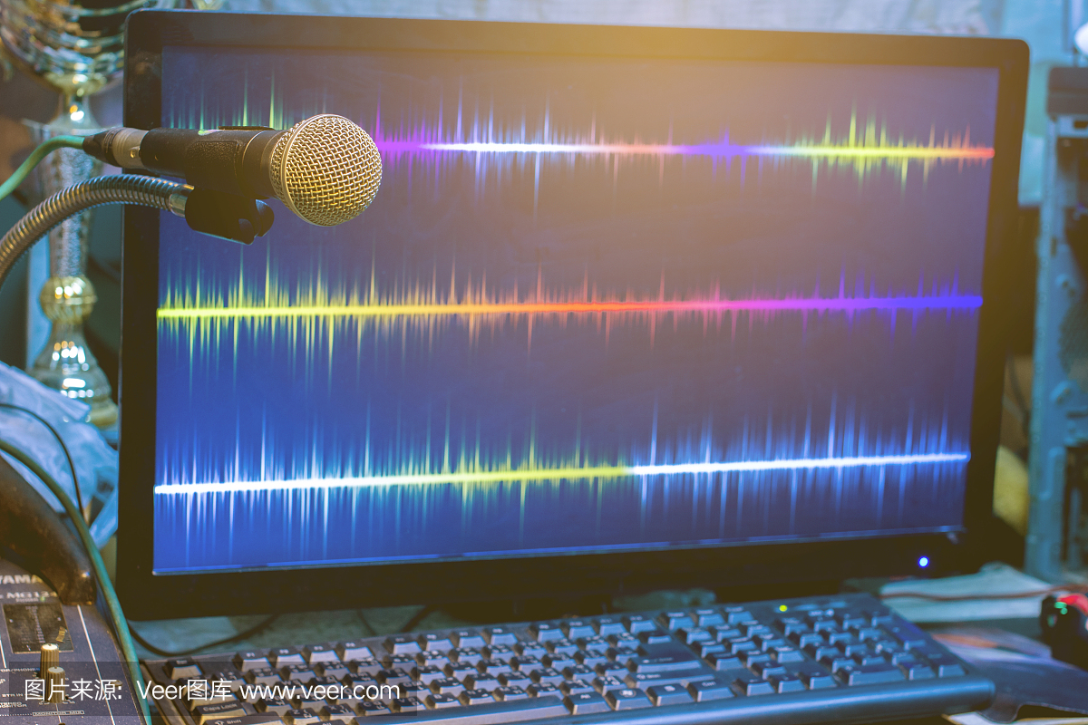電腦錄音室的麥克風。