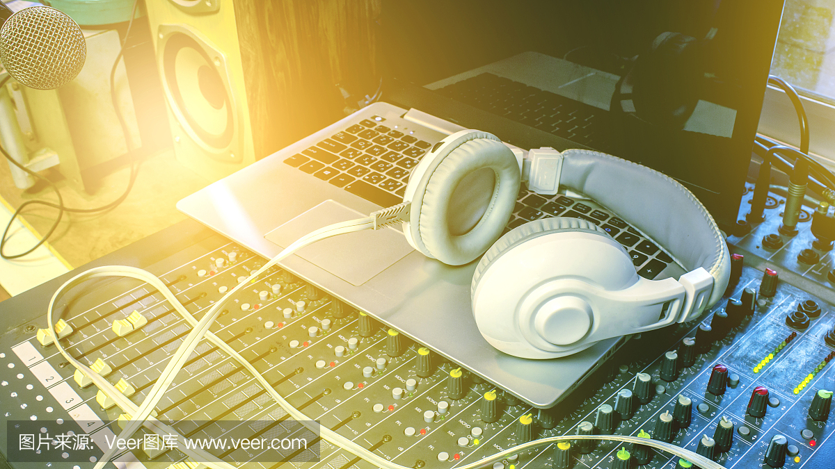 在錄音室監聽耳機。