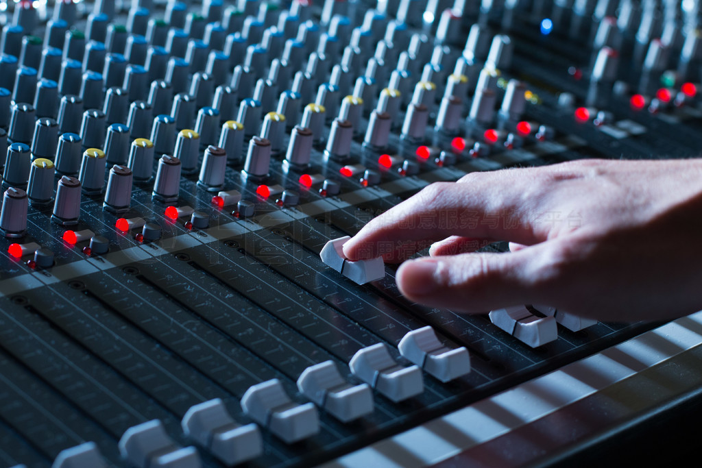錄音室、調(diào)音臺的專業(yè)音樂制作生活方式免費(fèi)下載_jpg格式_5472像素_編號43139870
